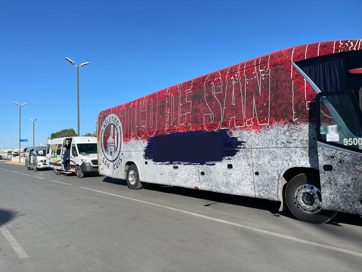 Autobús de transporte con un equipo de la Liga MX
