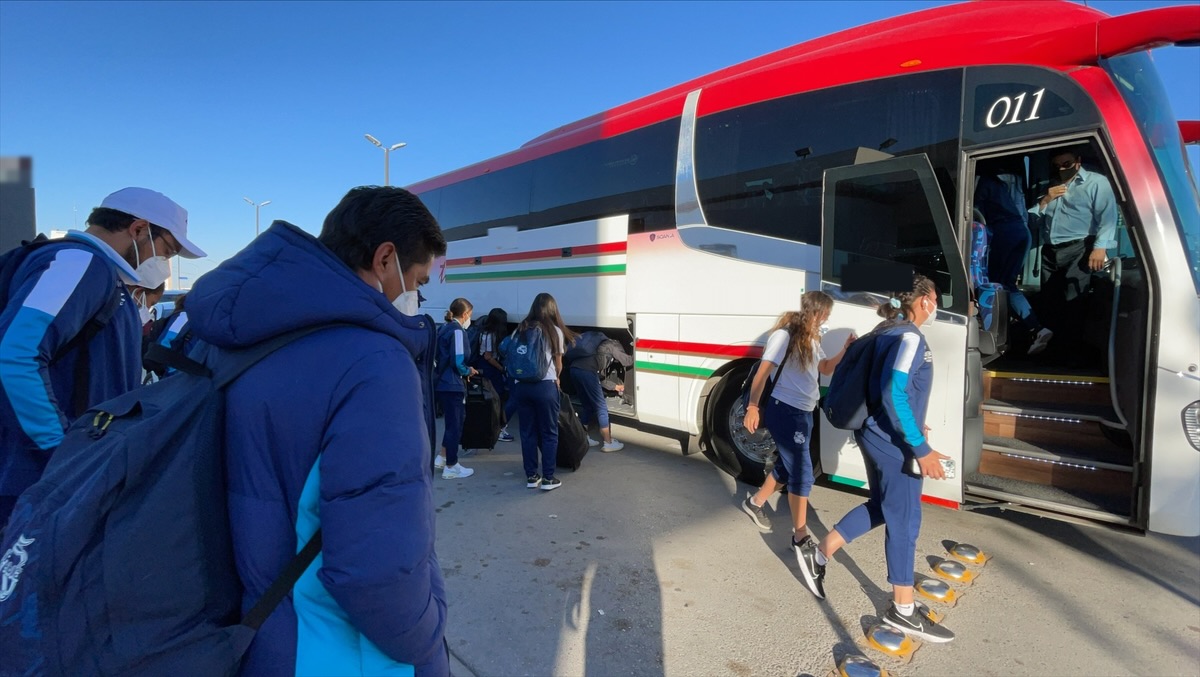 Equipo abordando el autobús