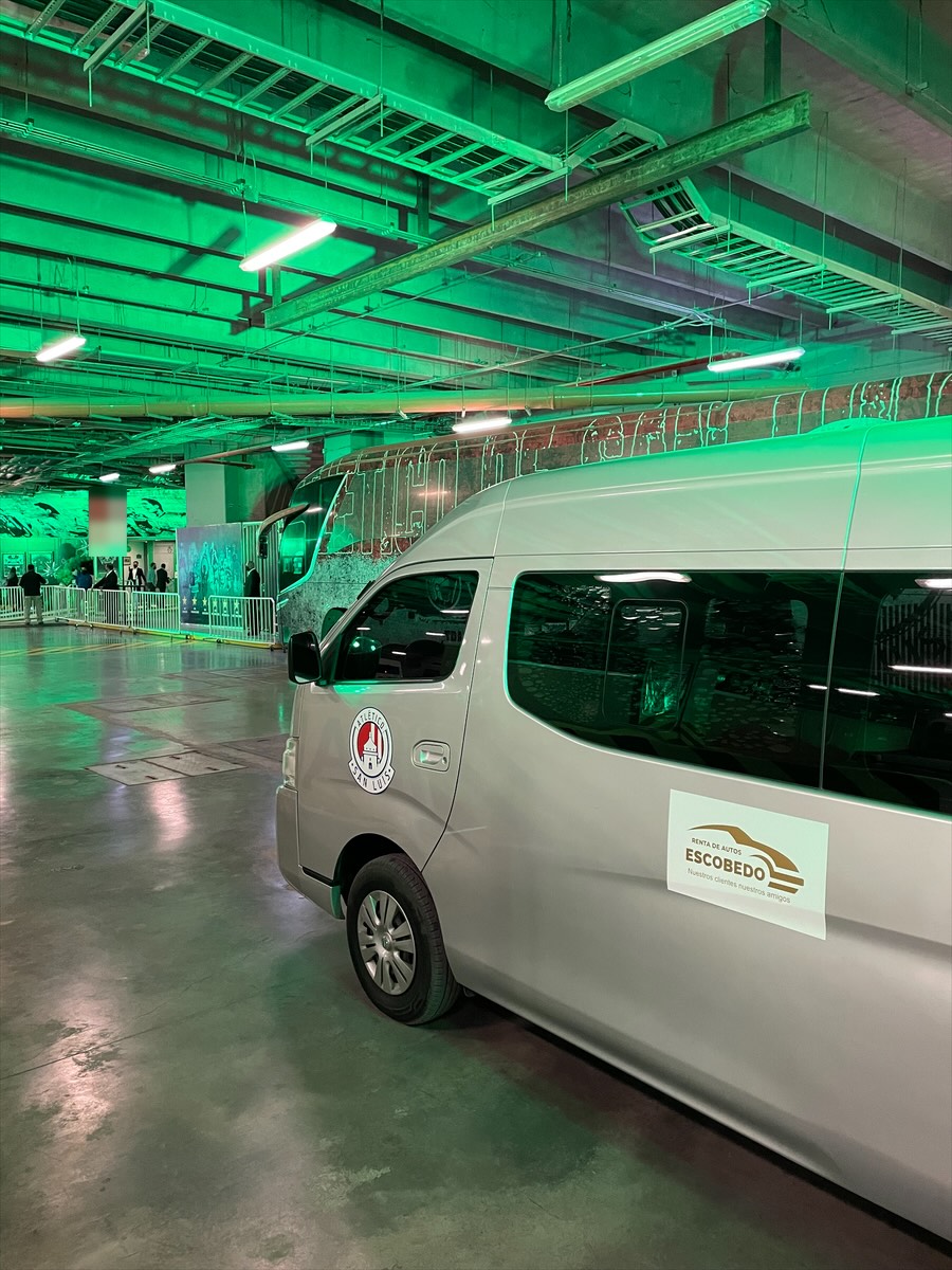 Autos para el staff de un club
