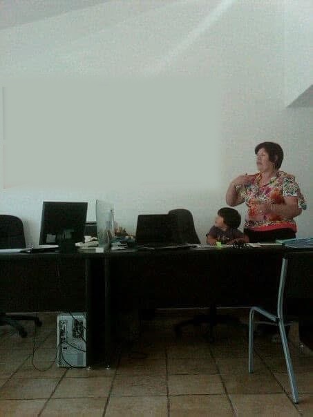 Consuelo en el mostrador de una arrendadora