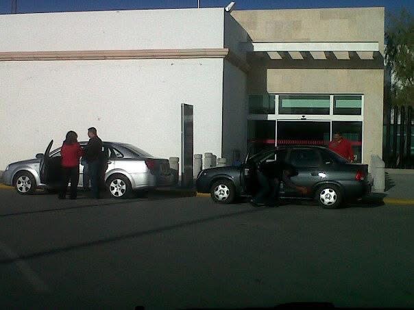 Entrega de autos frente a la oficina