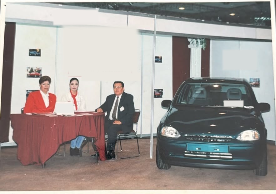 Carlos y Consuelo atendiendo un módulo de renta de autos